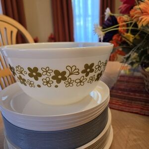 PYREX 402 — 7.25" — Spring Blossom Green (Crazy Daisy) — White with Green Flower